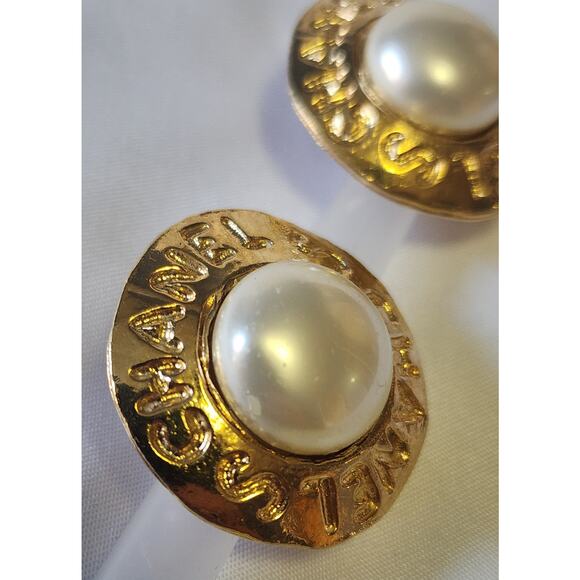 US BASED Authentic Vintage CHANEL Clip On Pearl & Gold Tone Earrings w Dust Bag - Picture 4 of 10